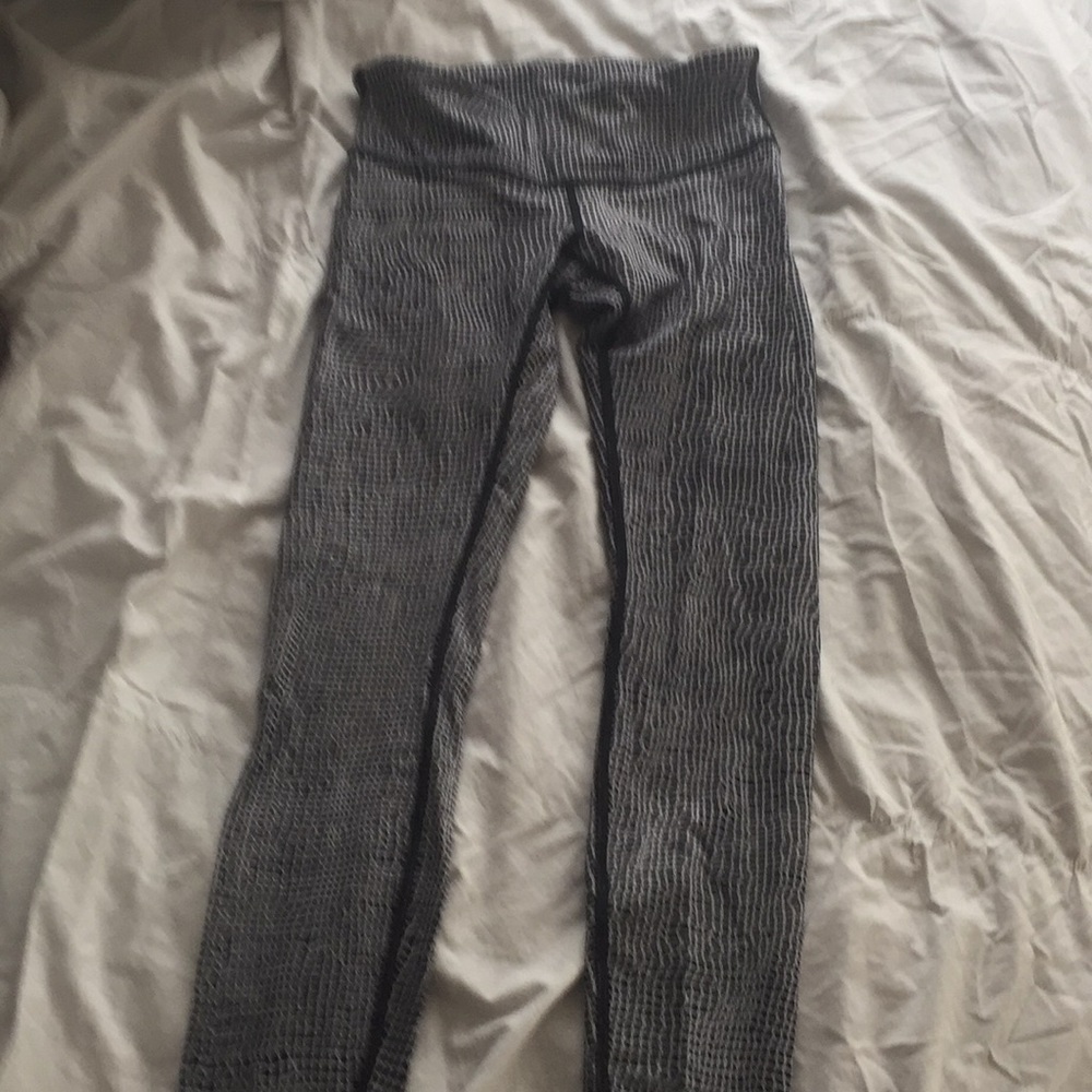 Black and white lululemon leggings
